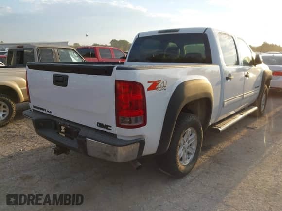 2011 GMC Sierra 1500 SLE z VIN 3GTP2VE35BG224680, wystawiony jako IAAI lot #43356809 z przebiegiem 744 412 mil mil oraz . Historia ofert i sprzedaży dostępna na DreamBid. Obrazek 4.