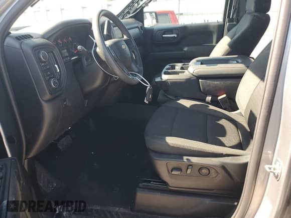 2024 Chevrolet Silverado 1500 Custom с VIN 1GCRDBEK1RZ182995, выставлен на аукционе Copart как лот 70711954 с пробегом 22 726 миль миль и Списание • Salvage title. История ставок и продаж доступна на DreamBid. Изображение 7.