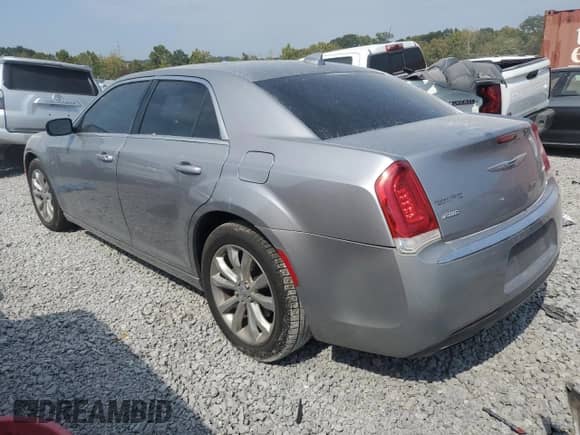 2017 Chrysler 300 Limited z VIN 2C3CCARG9HH552506, wystawiony jako Copart lot #80709055 z przebiegiem 226 803 mil mil oraz Czysty tytuł • Clean title. Historia ofert i sprzedaży dostępna na DreamBid. Obrazek 2.