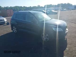 2010 Volkswagen Tiguan SE с VIN WVGBV7AX3AW537129, выставлен на аукционе IAAI как лот 42655677 с пробегом 93 487 миль миль и . История ставок и продаж доступна на DreamBid. Изображение 1.