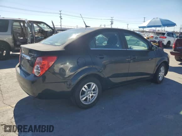 2013 Chevrolet Sonic LT z VIN 1G1JC5SG8D4181519, wystawiony jako Copart lot #71914885 z przebiegiem 110 407 mil mil oraz Szkoda całkowita • Salvage title. Historia ofert i sprzedaży dostępna na DreamBid. Obrazek 3.