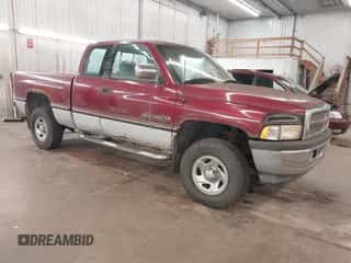 1996 Dodge 1500 z VIN 3B7HF13YXTM127039, wystawiony jako IAAI lot #43238913 z przebiegiem 145 528 mil mil oraz . Historia ofert i sprzedaży dostępna na DreamBid. Obrazek 1.
