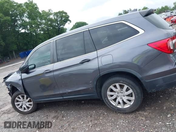 2019 Honda Pilot LX z VIN 5FNYF5H10KB028235, wystawiony jako IAAI lot #42381185 z przebiegiem Nie podano mil oraz . Historia ofert i sprzedaży dostępna na DreamBid. Obrazek 13.