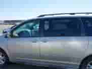 2004 Toyota Sienna XLE z VIN 5TDBA22C04S002570, wystawiony jako IAAI lot #42288609 z przebiegiem 234 932 mil mil oraz . Historia ofert i sprzedaży dostępna na DreamBid. Obrazek 15.