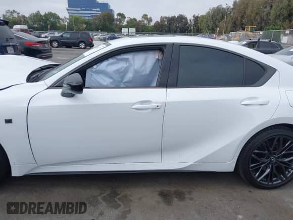 2025 Lexus IS 500 F Sport Performance z VIN JTHAP1D26S5007671, wystawiony jako IAAI lot #42544671 z przebiegiem 497 mil mil oraz . Historia ofert i sprzedaży dostępna na DreamBid. Obrazek 14.