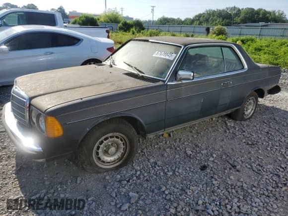 1985 Mercedes-Benz 300 z VIN WDBAB53A7FA254791, wystawiony jako Copart lot #57678845 z przebiegiem 251 327 mil mil oraz Czysty tytuł • Clean title. Historia ofert i sprzedaży dostępna na DreamBid. Obrazek 1.