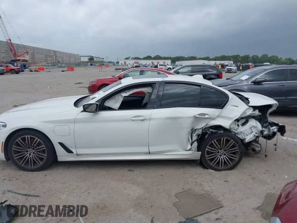 2019 BMW 5 Series 530e с VIN WBAJA9C52KB388172, выставлен на аукционе IAAI как лот 42518505 с пробегом Не указан миль и . История ставок и продаж доступна на DreamBid. Изображение 14.