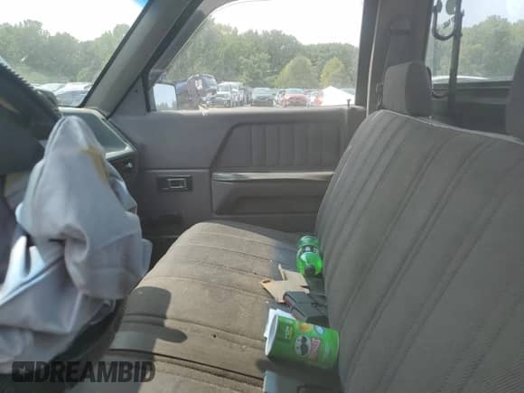 1994 Dodge Dakota z VIN 1B7FL26XXRW130637, wystawiony jako Copart lot #70238464 z przebiegiem Nie podano mil oraz Szkoda całkowita • Salvage title. Historia ofert i sprzedaży dostępna na DreamBid. Obrazek 7.