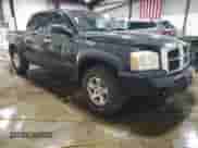 2006 Dodge Dakota SLT z VIN 1D7HW48K06S508602, wystawiony jako Copart lot #57176135 z przebiegiem 121 007 mil mil oraz Szkoda całkowita • Salvage title. Historia ofert i sprzedaży dostępna na DreamBid. Obrazek 4.