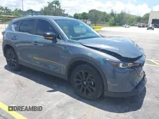 2023 Mazda CX-5 S Carbon Edition z VIN JM3KFBCM2P0200445, wystawiony jako IAAI lot #42745392 z przebiegiem 21 932 mil mil oraz . Historia ofert i sprzedaży dostępna na DreamBid. Obrazek 1.