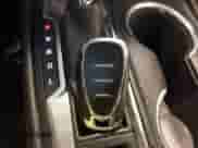 2018 Chevrolet Equinox LT z VIN 2GNAXSEVXJ6352812, wystawiony jako IAAI lot #43168373 z przebiegiem 128 214 mil mil oraz . Historia ofert i sprzedaży dostępna na DreamBid. Obrazek 11.