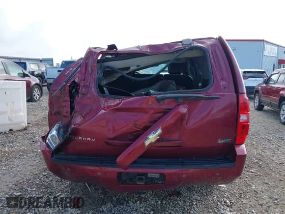 2010 Chevrolet Suburban LT z VIN 1GNUCJE07AR268426, wystawiony jako IAAI lot #42523275 z przebiegiem 252 841 mil mil oraz . Historia ofert i sprzedaży dostępna na DreamBid. Obrazek 17.