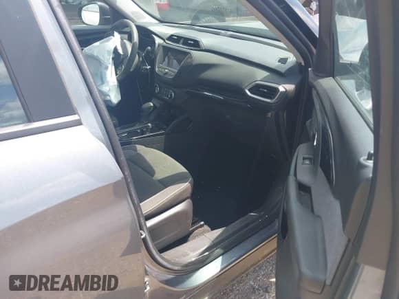 2022 Chevrolet TrailBlazer LS z VIN KL79MMS24NB103562, wystawiony jako IAAI lot #42623549 z przebiegiem 53 698 mil mil oraz . Historia ofert i sprzedaży dostępna na DreamBid. Obrazek 5.