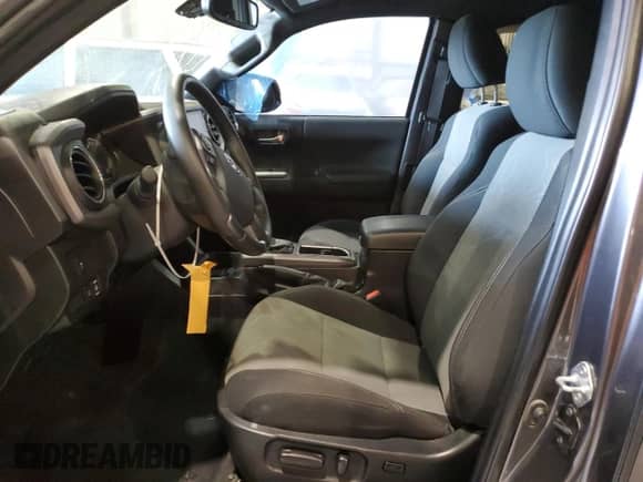 2022 Toyota Tacoma SR z VIN 3TYSZ5AN6NT075851, wystawiony jako Copart lot #67509485 z przebiegiem 94 512 mil mil oraz Czysty tytuł • Clean title. Historia ofert i sprzedaży dostępna na DreamBid. Obrazek 7.