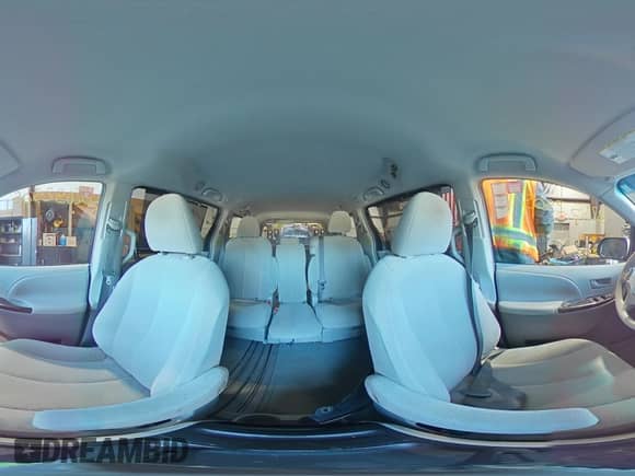 2011 Toyota Sienna LE z VIN 5TDKK3DC9BS047018, wystawiony jako Copart lot #82652505 z przebiegiem 151 351 mil mil oraz Czysty tytuł • Clean title. Historia ofert i sprzedaży dostępna na DreamBid. Obrazek 16.