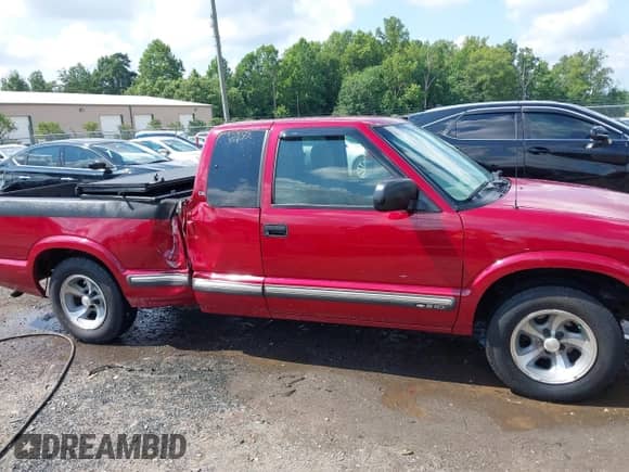 2003 Chevrolet S-10 LS с VIN 1GCCS19X438123108, выставлен на аукционе IAAI как лот 42707447 с пробегом 71 461 миль миль и . История ставок и продаж доступна на DreamBid. Изображение 13.