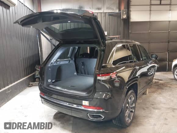 2023 Jeep Grand Cherokee Overland z VIN 1C4RJHDG0P8701157, wystawiony jako IAAI lot #42080201 z przebiegiem 24 709 mil mil oraz . Historia ofert i sprzedaży dostępna na DreamBid. Obrazek 4.