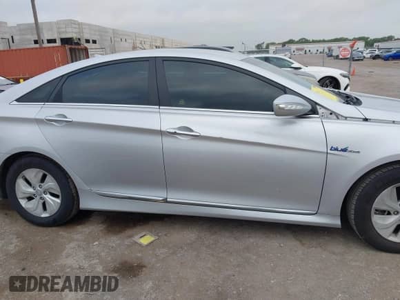 2015 Hyundai Sonata z VIN KMHEC4A42FA137994, wystawiony jako IAAI lot #42721431 z przebiegiem 151 651 mil mil oraz . Historia ofert i sprzedaży dostępna na DreamBid. Obrazek 13.