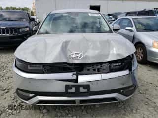 2022 Hyundai Ioniq 5 SE z VIN KM8KMDAF8NU066718, wystawiony jako Copart lot #47411393 z przebiegiem 9 136 mil mil oraz . Historia ofert i sprzedaży dostępna na DreamBid. Obrazek 5.