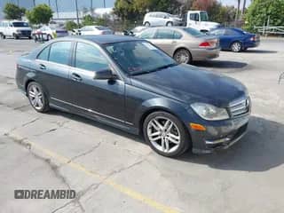 2013 Mercedes-Benz C 250 Sport с VIN WDDGF4HB3DA757393, выставлен на аукционе IAAI как лот 43073143 с пробегом 129 429 миль миль и . История ставок и продаж доступна на DreamBid. Изображение 1.