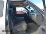 2005 GMC Sierra 1500 SLE z VIN 2GTEC19TX51217941, wystawiony jako IAAI lot #41333257 z przebiegiem 273 832 mil mil oraz . Historia ofert i sprzedaży dostępna na DreamBid. Obrazek 5.