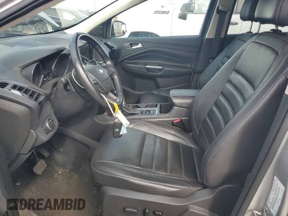 2017 Ford Escape Titanium z VIN 1FMCU9J96HUA60318, wystawiony jako Copart lot #81302185 z przebiegiem 107 623 mil mil oraz Czysty tytuł • Clean title. Historia ofert i sprzedaży dostępna na DreamBid. Obrazek 7.