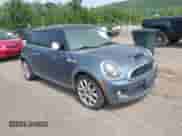 2010 MINI Hardtop S z VIN WMWMF7C54ATZ74321, wystawiony jako IAAI lot #42409281 z przebiegiem 193 547 mil mil oraz . Historia ofert i sprzedaży dostępna na DreamBid. Obrazek 1.
