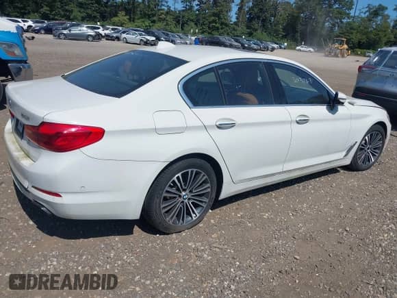 2017 BMW 5 Series 540i xDrive z VIN WBAJE7C32HG479378, wystawiony jako IAAI lot #40274649 z przebiegiem Nie podano mil oraz . Historia ofert i sprzedaży dostępna na DreamBid. Obrazek 4.
