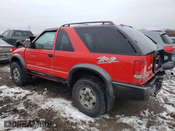 2001 Chevrolet Blazer LS z VIN 1GNCT18WX1K246960, wystawiony jako Copart lot #85066144 z przebiegiem 133 157 mil mil oraz Szkoda całkowita • Salvage title. Historia ofert i sprzedaży dostępna na DreamBid. Obrazek 2.