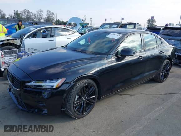 2024 Volvo S60 Plus Black Edition z VIN 7JRL12FH6RG294738, wystawiony jako IAAI lot #41465923 z przebiegiem 15 862 mil mil oraz . Historia ofert i sprzedaży dostępna na DreamBid. Obrazek 14.