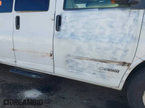 2004 Chevrolet Express Passenger z VIN 1GAHG39UX41231566, wystawiony jako IAAI lot #41784063 z przebiegiem Nie podano mil oraz . Historia ofert i sprzedaży dostępna na DreamBid. Obrazek 14.