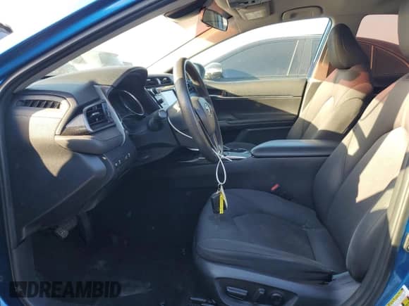 2020 Toyota Camry LE z VIN 4T1C11AK2LU306688, wystawiony jako Copart lot #82510505 z przebiegiem 104 108 mil mil oraz Szkoda całkowita • Salvage title. Historia ofert i sprzedaży dostępna na DreamBid. Obrazek 7.