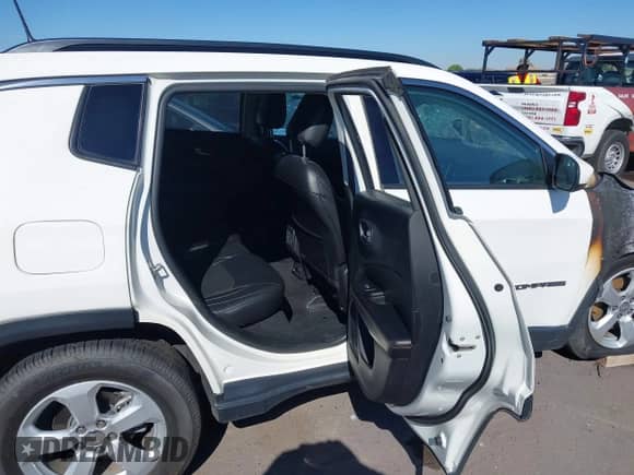 2018 Jeep Compass Latitude с VIN 3C4NJDBB1JT455503, выставлен на аукционе IAAI как лот 43194878 с пробегом Не указан миль и . История ставок и продаж доступна на DreamBid. Изображение 8.