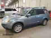 2009 Subaru Forester X z VIN JF2SH63649G731492, wystawiony jako Copart lot #54352785 z przebiegiem 143 703 mil mil oraz Czysty tytuł • Clean title. Historia ofert i sprzedaży dostępna na DreamBid. Obrazek 1.