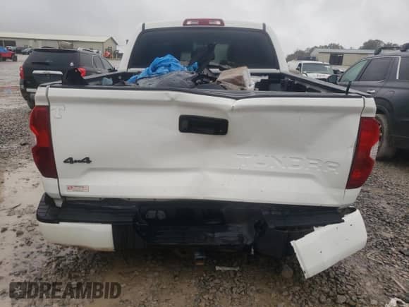 2017 Toyota Tundra SR5 z VIN 5TFDW5F19HX643513, wystawiony jako Copart lot #90463945 z przebiegiem 84 013 mil mil oraz Szkoda całkowita • Salvage title. Historia ofert i sprzedaży dostępna na DreamBid. Obrazek 6.