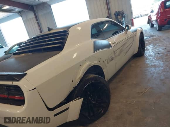 2022 Dodge Challenger R/T Scat Pack Widebody z VIN 2C3CDZFJ2NH226814, wystawiony jako IAAI lot #43205998 z przebiegiem 40 423 mil mil oraz . Historia ofert i sprzedaży dostępna na DreamBid. Obrazek 6.