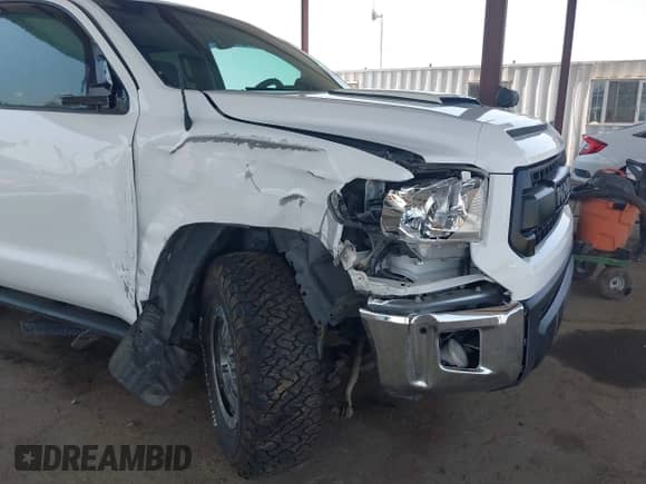 2017 Toyota Tundra SR5 z VIN 5TFDY5F10HX601399, wystawiony jako IAAI lot #42736642 z przebiegiem 117 423 mil mil oraz . Historia ofert i sprzedaży dostępna na DreamBid. Obrazek 6.