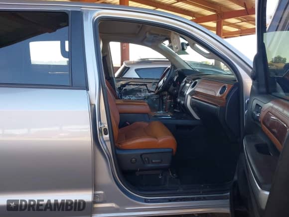 2017 Toyota Tundra Platinum с VIN 5TFAW5F17HX611632, выставлен на аукционе IAAI как лот 43464674 с пробегом 178 328 миль миль и . История ставок и продаж доступна на DreamBid. Изображение 5.