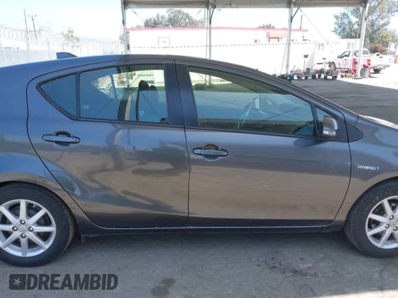 2015 Toyota Prius One z VIN JTDKDTB3XF1097121, wystawiony jako IAAI lot #42272691 z przebiegiem 124 485 mil mil oraz . Historia ofert i sprzedaży dostępna na DreamBid. Obrazek 13.