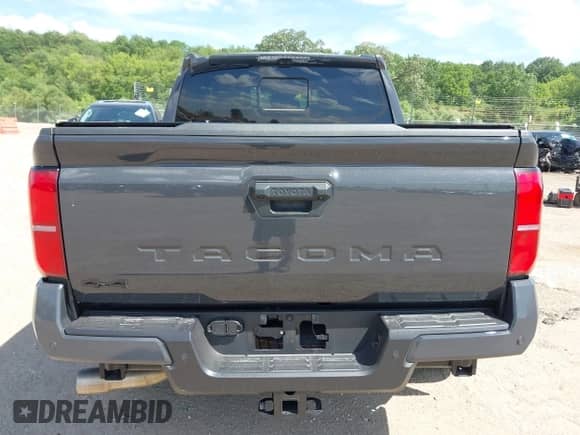 2024 Toyota Tacoma SR5 z VIN 3TMLB5JN2RM054571, wystawiony jako IAAI lot #42572496 z przebiegiem 7 157 mil mil oraz . Historia ofert i sprzedaży dostępna na DreamBid. Obrazek 16.