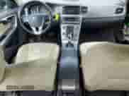 2017 Volvo S60 Inscription Platinum с VIN LYV402TM6HB130732, выставлен на аукционе Copart как лот 62185665 с пробегом 62 451 миль миль и Списание • Salvage title. История ставок и продаж доступна на DreamBid. Изображение 8.