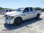 2013 Ram 1500 Express z VIN 1C6RR6FT1DS553131, wystawiony jako IAAI lot #42740236 z przebiegiem 208 491 mil mil oraz . Historia ofert i sprzedaży dostępna na DreamBid. Obrazek 2.