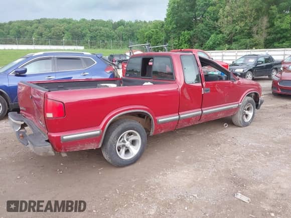 1998 Chevrolet S-10 LS z VIN 1GCCS1946WK123110, wystawiony jako IAAI lot #42252000 z przebiegiem 299 489 mil mil oraz . Historia ofert i sprzedaży dostępna na DreamBid. Obrazek 4.