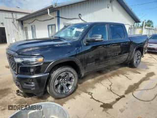 2025 Ram 1500 Big Horn z VIN 1C6RRFFGXSN585784, wystawiony jako Copart lot #70215035 z przebiegiem 16 105 mil mil oraz Szkoda całkowita • Salvage title. Historia ofert i sprzedaży dostępna na DreamBid. Obrazek 1.