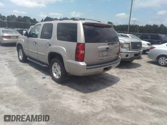 2008 Chevrolet Tahoe LTZ z VIN 1GNFK13098R214294, wystawiony jako IAAI lot #42363804 z przebiegiem 259 465 mil mil oraz . Historia ofert i sprzedaży dostępna na DreamBid. Obrazek 3.