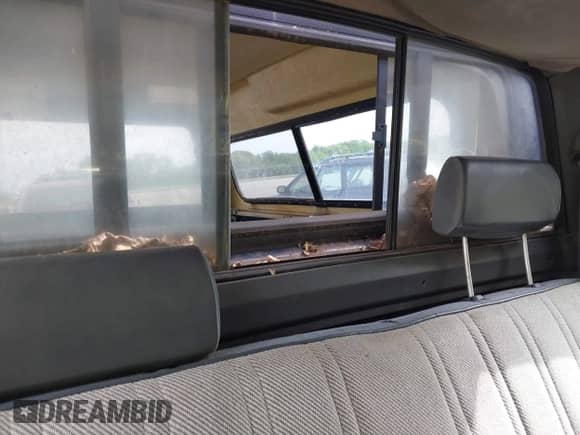 1991 Dodge Dakota z VIN 1B7GG26X3MS259618, wystawiony jako IAAI lot #42316385 z przebiegiem 174 734 mil mil oraz . Historia ofert i sprzedaży dostępna na DreamBid. Obrazek 8.