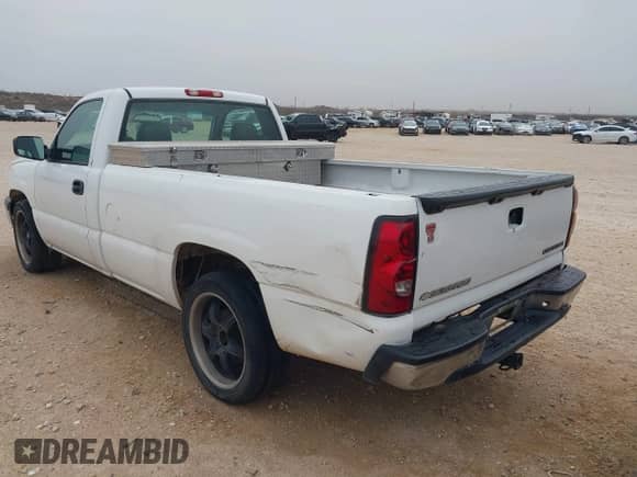 2005 Chevrolet Silverado 1500 z VIN 1GCEC14V15Z234840, wystawiony jako IAAI lot #41680492 z przebiegiem 264 652 mil mil oraz . Historia ofert i sprzedaży dostępna na DreamBid. Obrazek 3.