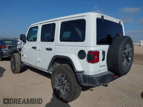 2025 Jeep Wrangler Sahara z VIN 1C4PJXENXSW574145, wystawiony jako IAAI lot #42856889 z przebiegiem 5 962 mil mil oraz . Historia ofert i sprzedaży dostępna na DreamBid. Obrazek 3.