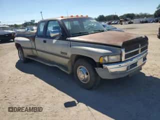 1996 Dodge 3500 z VIN 3B7MC33C3TM176218, wystawiony jako Copart lot #82510275 z przebiegiem 229 477 mil mil oraz Szkoda całkowita • Salvage title. Historia ofert i sprzedaży dostępna na DreamBid. Obrazek 4.