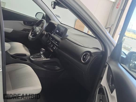 2023 Hyundai Kona SEL z VIN KM8K62AB7PU031246, wystawiony jako IAAI lot #42678015 z przebiegiem 40 690 mil mil oraz . Historia ofert i sprzedaży dostępna na DreamBid. Obrazek 1.